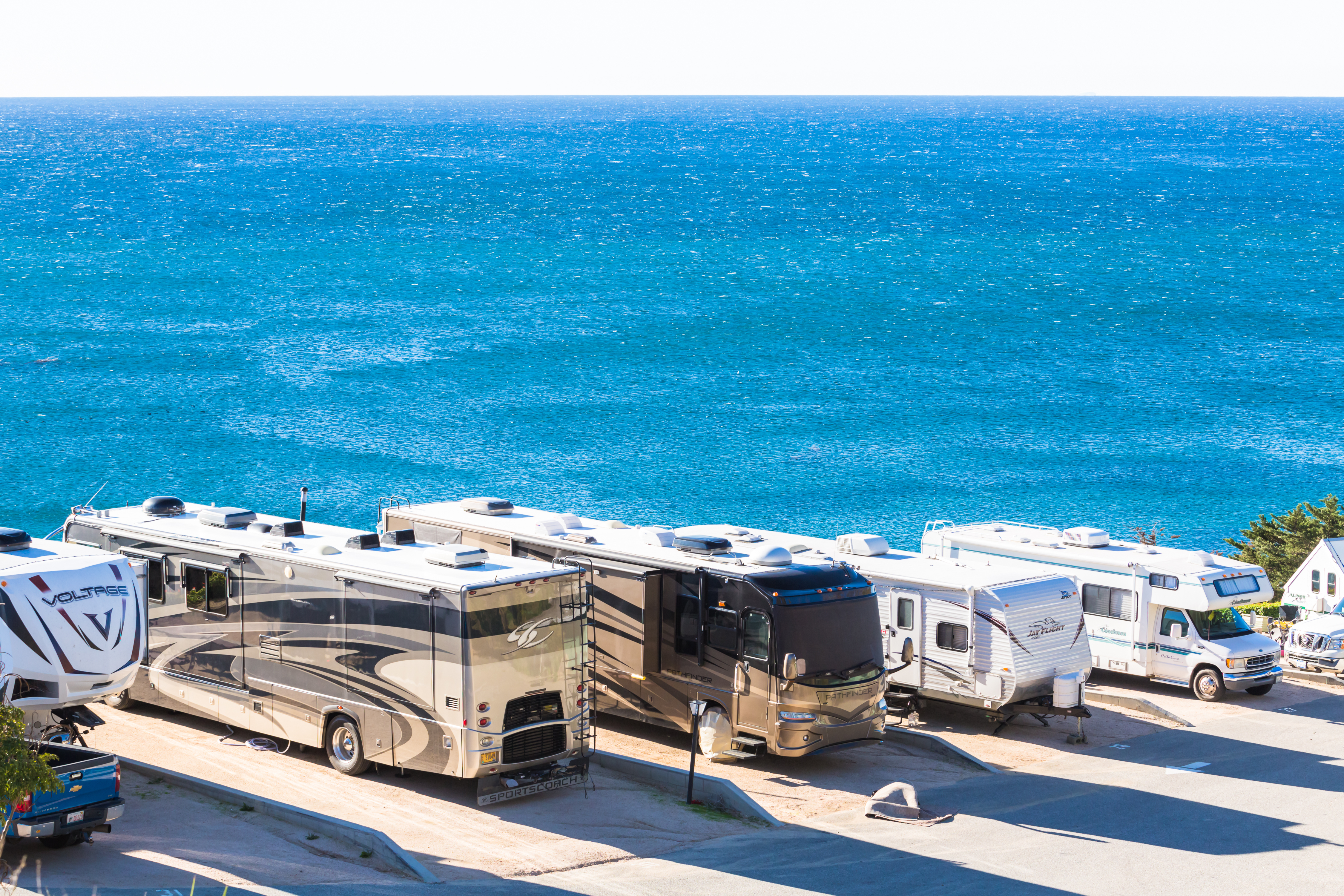 RV-campers-along-oceanfront
